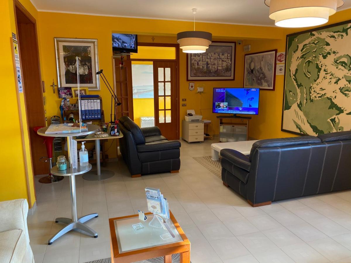 Orlando Vacanze Camere Ериче Екстериор снимка