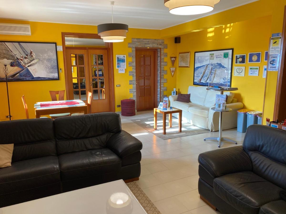 Orlando Vacanze Camere Ериче Екстериор снимка