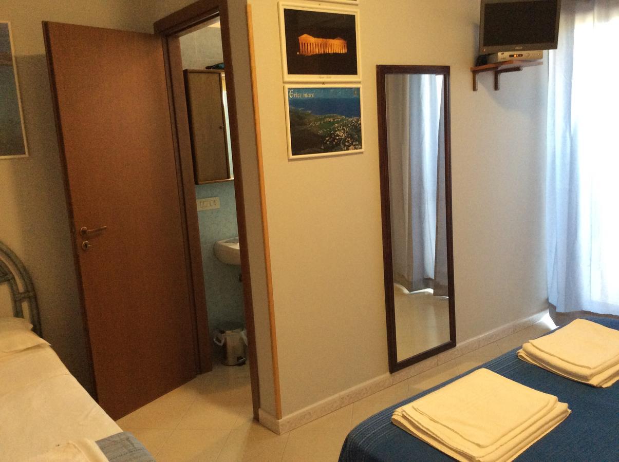 Orlando Vacanze Camere Ериче Екстериор снимка